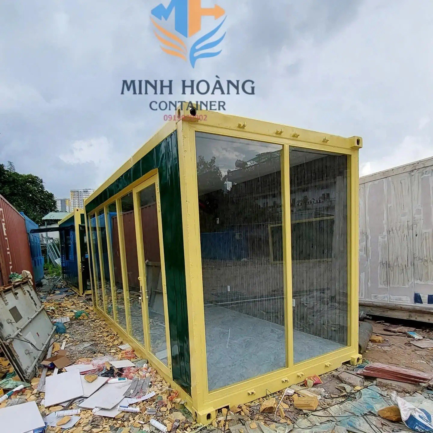 Container Nhà Ở 20 Feet Xanh Lá Viền Vàng Khung Kính Ốp Gỗ